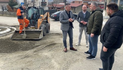 PRESVLAČE CEO KOLOVOZ: U toku radovi u Malom Mokrom Lugu PRESVLAČE CEO KOLOVOZ: U toku radovi u Malom Mokrom Lugu