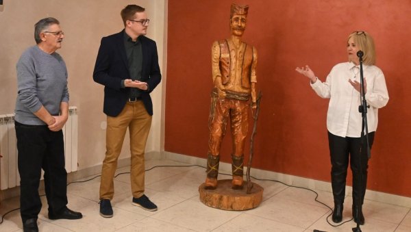 ЧУВАР ТРАДИЦИЈЕ: Изложба рукотворина завичајног ствараоца Милета Марјановића отворена у Свилајнцу ЧУВАР ТРАДИЦИЈЕ: Изложба рукотворина завичајног ствараоца Милета Марјановића отворена у Свилајнцу