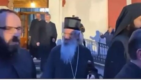 СРАМНО: Напали су владику Јована (ВИДЕО) СРАМНО: Напали су владику Јована (ВИДЕО)