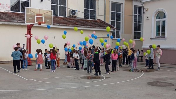 ПОДРШКА ОБОЛЕЛИМА ОД РЕТКИХ БОЛЕСТИ: У Кикинди одржано предавање о ахондроплазији која узрокује патуљасти раст (ФОТО) ПОДРШКА ОБОЛЕЛИМА ОД РЕТКИХ БОЛЕСТИ: У Кикинди одржано предавање о ахондроплазији која узрокује патуљасти раст (ФОТО)