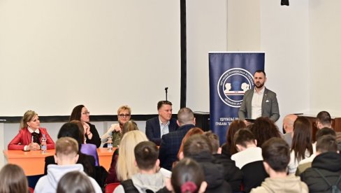 PORODICA I DRUGARSTVO BEZ NASILJA: Edukacija budućih policajaca i javna tribina u Beogradu PORODICA I DRUGARSTVO BEZ NASILJA: Edukacija budućih policajaca i javna tribina u Beogradu
