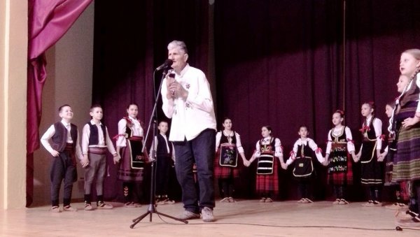 ПЕСНИЦИ И ФОЛКЛОРАШИ У ТРЕШЊЕВИЦИ: Културним програмом почели „Дани вина“ (ФОТО) ПЕСНИЦИ И ФОЛКЛОРАШИ У ТРЕШЊЕВИЦИ: Културним програмом почели „Дани вина“ (ФОТО)