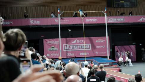 ČUDESNI ŠVEĐANIN POMERA GRANICE ATLETIKE: Opet je to uradio - Armand Duplantis oborio svetski rekord (VIDEO) ČUDESNI ŠVEĐANIN POMERA GRANICE ATLETIKE: Opet je to uradio - Armand Duplantis oborio svetski rekord (VIDEO)
