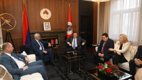 DODIK SA MANDIĆEM I KNEŽEVIĆEM: Naš narod zajedno kad je teško DODIK SA MANDIĆEM I KNEŽEVIĆEM: Naš narod zajedno kad je teško