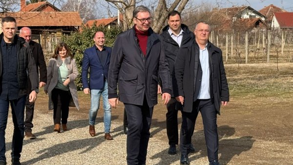 ВУЧИЋ ОБИШАО ВИНАРИЈУ ГАМАНОВИЋ: Пробао сам одличан грашац, наше вино које нам доноси предност у региону (ФОТО) ВУЧИЋ ОБИШАО ВИНАРИЈУ ГАМАНОВИЋ: Пробао сам одличан грашац, наше вино које нам доноси предност у региону (ФОТО)