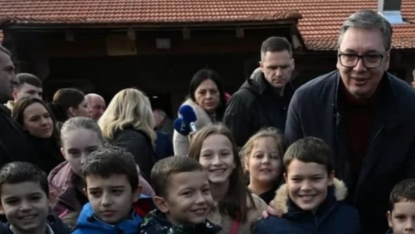 ЧУО САМ ЖЕЉЕ НАЈМЛАЂИХ ГРАЂАНА КОСТОЛА Председник Вучић обећао малишанима веће голове на игралишту (ФОТО) ЧУО САМ ЖЕЉЕ НАЈМЛАЂИХ ГРАЂАНА КОСТОЛА Председник Вучић обећао малишанима веће голове на игралишту (ФОТО)