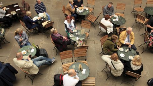SVAKI GOST MORA DA POTROŠI OKO 121 EVRO: Nova pravila u pojedinim restoranima - šok u Londonu SVAKI GOST MORA DA POTROŠI OKO 121 EVRO: Nova pravila u pojedinim restoranima - šok u Londonu