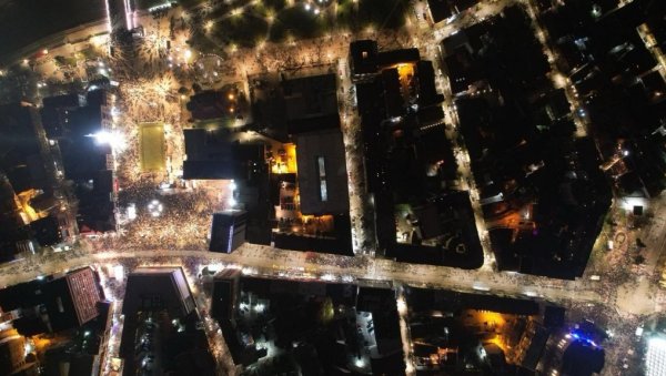 СЛИКА ИЗ ВАЗДУХА: Ево колико људи је на протесту у Нишу - фотографија све говори СЛИКА ИЗ ВАЗДУХА: Ево колико људи је на протесту у Нишу - фотографија све говори