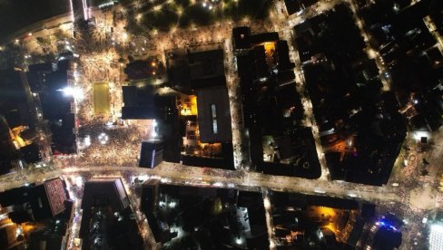 SLIKA IZ VAZDUHA: Evo koliko ljudi je na protestu u Nišu - fotografija sve govori SLIKA IZ VAZDUHA: Evo koliko ljudi je na protestu u Nišu - fotografija sve govori