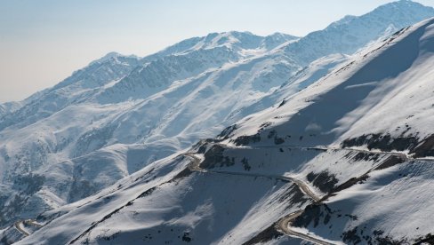 SPASENO 50 RADNIKA,ČETIRI POGINULA,TRAGA SE ZA ČETVORO: Lavina pogodila selo u Indiji SPASENO 50 RADNIKA,ČETIRI POGINULA,TRAGA SE ZA ČETVORO: Lavina pogodila selo u Indiji