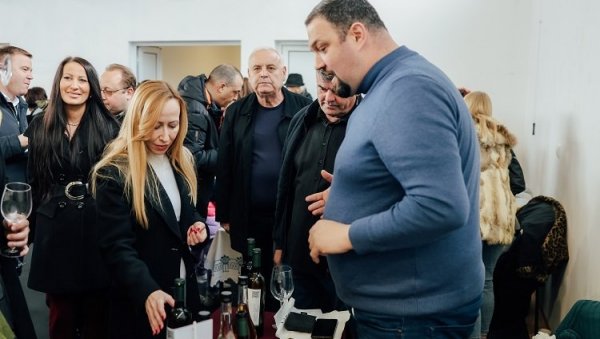 ВРШАЦ ШТИТИ ГЕОГРАФСКО ПОРЕКЛО ГРОЖЂА: „Дани младих вина“ у Гудурици окупили локалне винаре ВРШАЦ ШТИТИ ГЕОГРАФСКО ПОРЕКЛО ГРОЖЂА: „Дани младих вина“ у Гудурици окупили локалне винаре