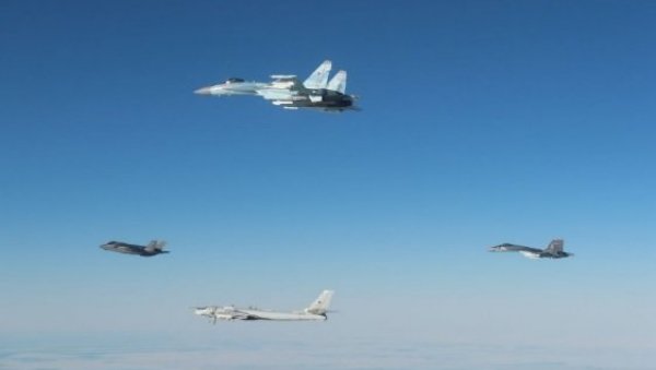КАКО ИЗГЛЕДА Ф-35 ИЗ КОКПИТА СУ-35? Опасно блиски сусрет америчког и руског авиона изнад Арктика (ВИДЕО) КАКО ИЗГЛЕДА Ф-35 ИЗ КОКПИТА СУ-35? Опасно блиски сусрет америчког и руског авиона изнад Арктика (ВИДЕО)