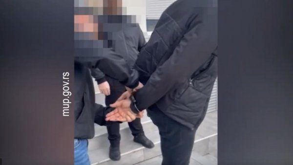 ОВАКО ЈЕ УХАПШЕН БИВШИ ПОМОЋНИК ГРАДОНАЧЕЛНИКА ЛЕСКОВЦА: Лисице на руке стављене и председницима Месних заједница (ВИДЕО) ОВАКО ЈЕ УХАПШЕН БИВШИ ПОМОЋНИК ГРАДОНАЧЕЛНИКА ЛЕСКОВЦА: Лисице на руке стављене и председницима Месних заједница (ВИДЕО)