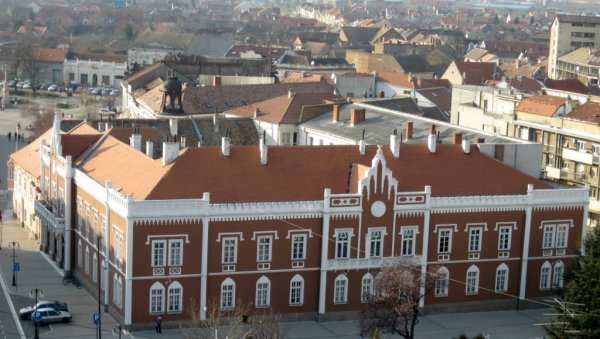 ЗАШТИТА, ПА СТАРИ СЈАЈ: Почиње реконструкција Градске куће у Вршцу, готског здања старог 165 година (ФОТО) ЗАШТИТА, ПА СТАРИ СЈАЈ: Почиње реконструкција Градске куће у Вршцу, готског здања старог 165 година (ФОТО)