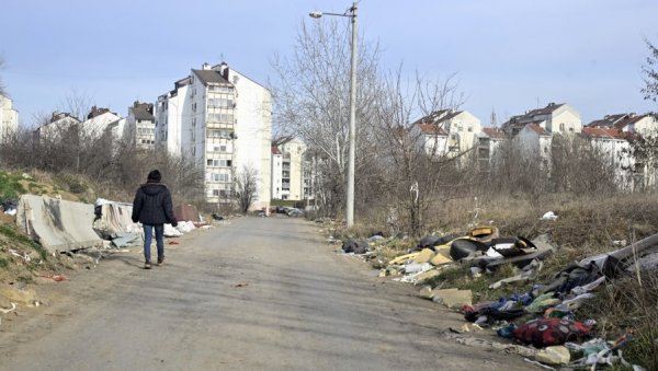 ТОНЕ ОТПАДА ДАВЕ НАСЕЉЕ ДР ИВАН РИБАР: Иза стамбеног блока 71 месецима се одлаже грађевински отпад ТОНЕ ОТПАДА ДАВЕ НАСЕЉЕ ДР ИВАН РИБАР: Иза стамбеног блока 71 месецима се одлаже грађевински отпад