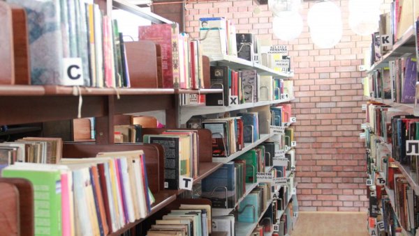 КЊИГЕ НА АЛБАНСКОМ ЗАВАДИЛЕ ПОЛИТИЧАРЕ: Донација библиотеке 14. Новембар из Бујановца намењена Окружном затвору у Врању КЊИГЕ НА АЛБАНСКОМ ЗАВАДИЛЕ ПОЛИТИЧАРЕ: Донација библиотеке 14. Новембар из Бујановца намењена Окружном затвору у Врању