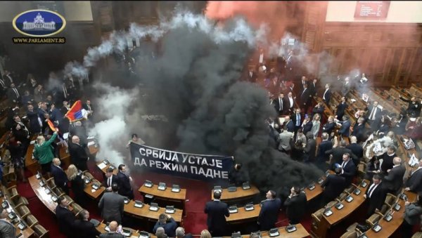 ВУЧИЋ ОТКРИО ДЕТАЉЕ ИНЦИДЕНТА У СКУПШТИНИ СРБИЈЕ: Димне бомбе су унели у доњем вешу, сад их праве од картона и пластике ВУЧИЋ ОТКРИО ДЕТАЉЕ ИНЦИДЕНТА У СКУПШТИНИ СРБИЈЕ: Димне бомбе су унели у доњем вешу, сад их праве од картона и пластике