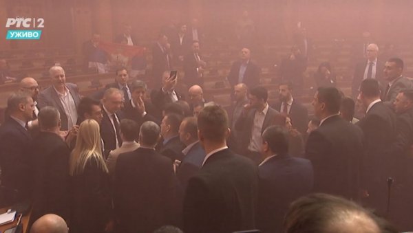 ШЕШЕЉ О ХАОСУ У ПАРЛАМЕНТУ: Прозападна опозиција месецима ствара атмосферу где је пожељан сваки напад на политичког неистомишљеника ШЕШЕЉ О ХАОСУ У ПАРЛАМЕНТУ: Прозападна опозиција месецима ствара атмосферу где је пожељан сваки напад на политичког неистомишљеника