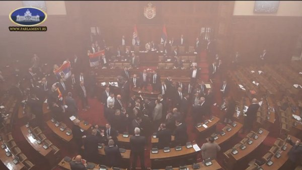 ПОВРЕЂЕНА ПОСЛАНИЦА У ДИВЉАЊУ ОПОЗИЦИЈЕ: Хитна помоћ одвезла Јасмину Обрадовић због насиља антисрпске опозиције ПОВРЕЂЕНА ПОСЛАНИЦА У ДИВЉАЊУ ОПОЗИЦИЈЕ: Хитна помоћ одвезла Јасмину Обрадовић због насиља антисрпске опозиције