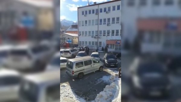 КАФЕ-КУВАРИЦЕ РУШЕ КОСОВО! Запослени у Општини Штрпце позвани да се јаве полицији због подривања Уставног поретка КАФЕ-КУВАРИЦЕ РУШЕ КОСОВО! Запослени у Општини Штрпце позвани да се јаве полицији због подривања Уставног поретка
