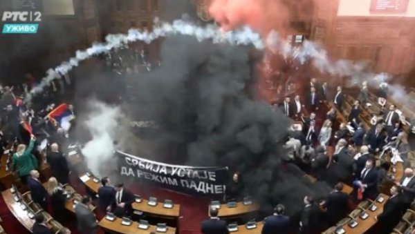 СРАМНО! Ево како лидер опозиције, Драган Ђилас, вређа једну жену у истом дану када су три послали у болницу! Називају је псом! СРАМНО! Ево како лидер опозиције, Драган Ђилас, вређа једну жену у истом дану када су три послали у болницу! Називају је псом!