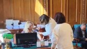 УЖАС У СКУПШТИНИ: Позлило трудној посланици због сузавца који је бацала опозиција УЖАС У СКУПШТИНИ: Позлило трудној посланици због сузавца који је бацала опозиција