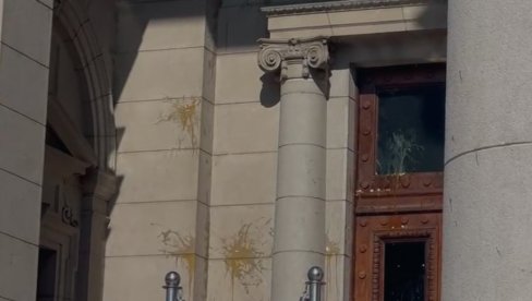 OPOZICIJA GAĐA SKUPŠTINU JAJIMA: Nemile scene (VIDEO) OPOZICIJA GAĐA SKUPŠTINU JAJIMA: Nemile scene (VIDEO)