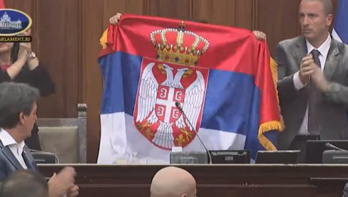 NAŠ ODGOVOR NA KURTIJEVU POLITIKU BIĆE SRBIJA: Ana Brnabić razvila srpsku trovojku u Skupštini (FOTO/VIDEO) NAŠ ODGOVOR NA KURTIJEVU POLITIKU BIĆE SRBIJA: Ana Brnabić razvila srpsku trovojku u Skupštini (FOTO/VIDEO)