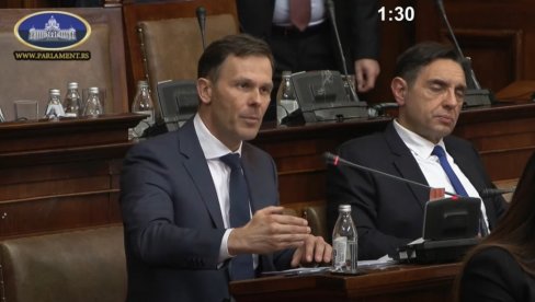 МАЛИ ГОВОРИО О СЈАЈНИМ РЕЗУЛТАТИМА СРБИЈЕ УПРКОС ДИВЉАЊУ ОПОЗИЦИЈЕ: Просечна плата је у децембру била 926 евра, потпуно смо у динамици МАЛИ ГОВОРИО О СЈАЈНИМ РЕЗУЛТАТИМА СРБИЈЕ УПРКОС ДИВЉАЊУ ОПОЗИЦИЈЕ: Просечна плата је у децембру била 926 евра, потпуно смо у динамици