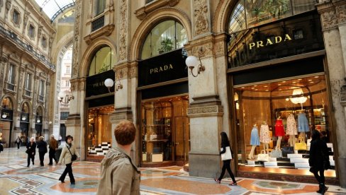 PRADA ŽELI DA KUPI VERSAĆE: Ovo je cena - vest potresa modno tržište PRADA ŽELI DA KUPI VERSAĆE: Ovo je cena - vest potresa modno tržište