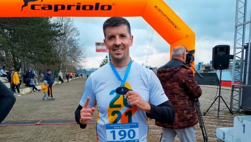 PROFESOR IZ PARAĆINA NASTAVLJA SVOJU MISIJU: Istrčao polumaraton na Srebrnom jezeru PROFESOR IZ PARAĆINA NASTAVLJA SVOJU MISIJU: Istrčao polumaraton na Srebrnom jezeru