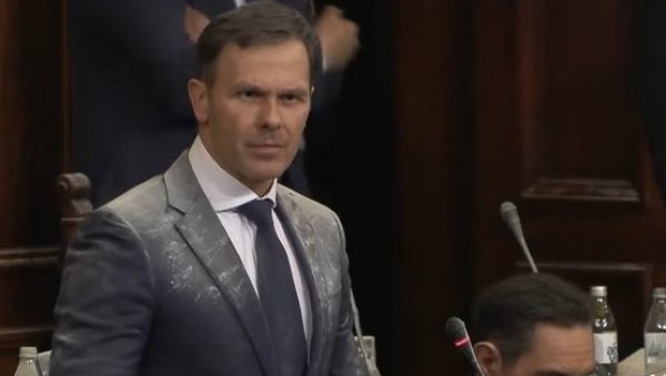 МИНИСТРА МАЛОГ ДИМНОМ БОМБОМ ПОГОДИЛА ЈЕЛЕНА ЈЕРЕНИЋ ИЗ ЗЕЛЕНО-ЛЕВОГ ФРОНТА: Без обзира на напад наставио да се бори за грађане МИНИСТРА МАЛОГ ДИМНОМ БОМБОМ ПОГОДИЛА ЈЕЛЕНА ЈЕРЕНИЋ ИЗ ЗЕЛЕНО-ЛЕВОГ ФРОНТА: Без обзира на напад наставио да се бори за грађане