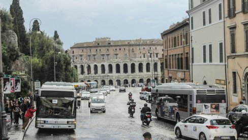 TURISTI-VANDALI VRŠLJAJU PO VEČNOM GRADU: Spomenici i fontane u prestonici Italije sve češće na meti neodgovornih i rušilčki nastrojenih pos TURISTI-VANDALI VRŠLJAJU PO VEČNOM GRADU: Spomenici i fontane u prestonici Italije sve češće na meti neodgovornih i rušilčki nastrojenih pos