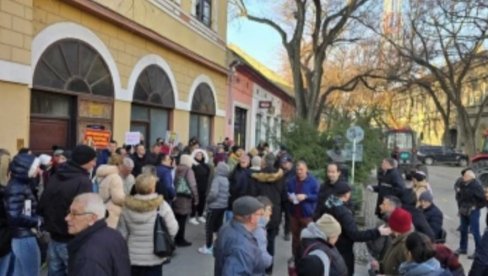 Krenula narodna blokada suda u Senti: Više od 500 građana ispred zgrade suda Krenula narodna blokada suda u Senti: Više od 500 građana ispred zgrade suda