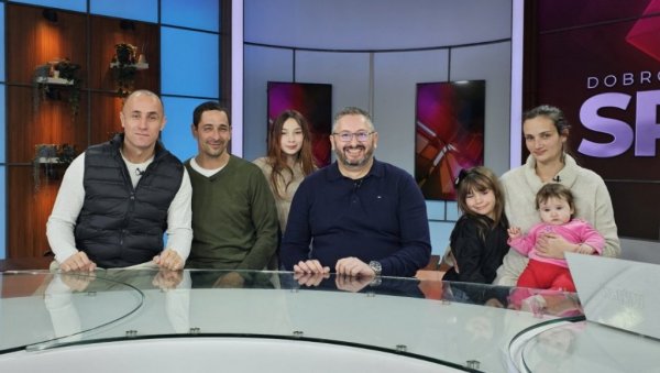 НОВА КУЋА ЗА ЛЕШКОВЕ: Наш подвижник Марко Николић, са Милетом Јовановићем, помаже породици из Бачког Петровог Села НОВА КУЋА ЗА ЛЕШКОВЕ: Наш подвижник Марко Николић, са Милетом Јовановићем, помаже породици из Бачког Петровог Села