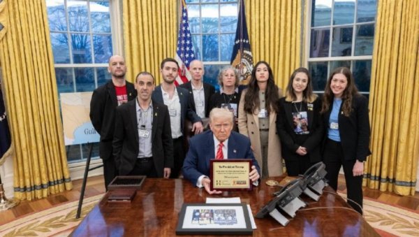 ТРАМП СЕ САСТАО СА ОСЛОБОЂЕНИМ ТАОЦИМА: Председник је пажљиво слушао њихове срцепарајуће приче ТРАМП СЕ САСТАО СА ОСЛОБОЂЕНИМ ТАОЦИМА: Председник је пажљиво слушао њихове срцепарајуће приче