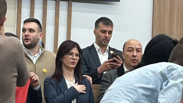 СРАМОТА: Саво Манојловић чита химну Србије са телефона! СРАМОТА: Саво Манојловић чита химну Србије са телефона!