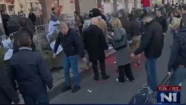 ОПОЗИЦИЈА БИ ДА КОЉЕ ИСПРЕД СКУПШТИНЕ ГРАДА Дивљаци предвођени Борком Стефановићем напали обезбеђење и новинаре! ОПОЗИЦИЈА БИ ДА КОЉЕ ИСПРЕД СКУПШТИНЕ ГРАДА Дивљаци предвођени Борком Стефановићем напали обезбеђење и новинаре!