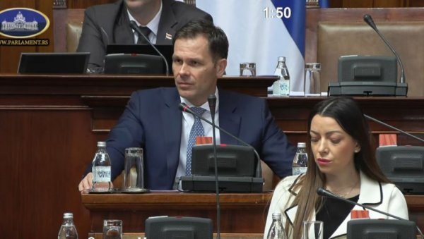ДАНАС НА СЕДНИЦИ НАРОДНЕ СКУПШТИНЕ ИМАМО 23 ЗАКОНА Министар Мали о важним темама у законодавном телу ДАНАС НА СЕДНИЦИ НАРОДНЕ СКУПШТИНЕ ИМАМО 23 ЗАКОНА Министар Мали о важним темама у законодавном телу