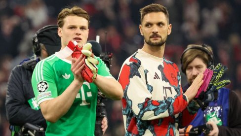 LIGA ŠAMPIONA OVO NE PAMTI! Bajern ostao bez golmana, pa povukao gledaoca sa tribine na klupu (FOTO) LIGA ŠAMPIONA OVO NE PAMTI! Bajern ostao bez golmana, pa povukao gledaoca sa tribine na klupu (FOTO)