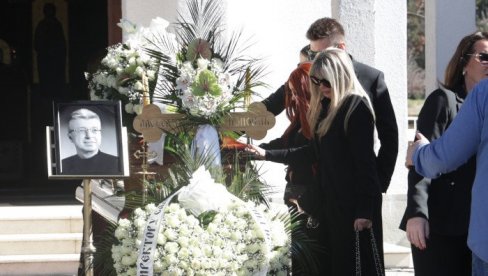 PORODICA STIGLA NA GROBLJE: Suzana i deca primaju saučešće od brojnih prijatelja i članova porodice (FOTO) PORODICA STIGLA NA GROBLJE: Suzana i deca primaju saučešće od brojnih prijatelja i članova porodice (FOTO)