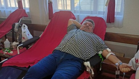 UZ HUMANOST OBELEŽIO PRVI ROĐENDAN UNUKA VELJKA: Dejan Novaković iz Jagodine dao krv 79. put UZ HUMANOST OBELEŽIO PRVI ROĐENDAN UNUKA VELJKA: Dejan Novaković iz Jagodine dao krv 79. put