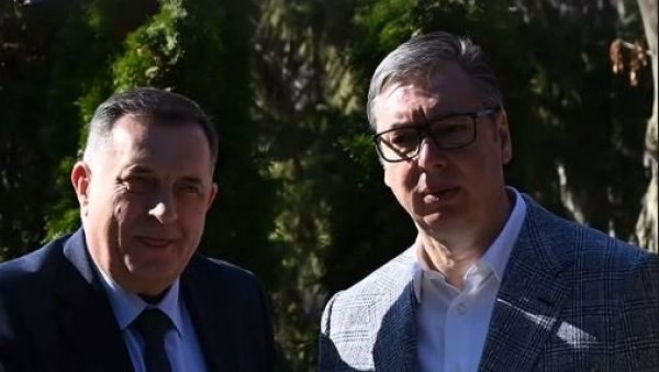 ВУЧИЋ О ДИВЉАЊУ ОПОЗИЦИЈЕ ИСПРЕД СКУПШТИНЕ ГРАДА: Окупиле се опозиционе битанге и наркомани да туку легално обезбеђење (ВИДЕО) ВУЧИЋ О ДИВЉАЊУ ОПОЗИЦИЈЕ ИСПРЕД СКУПШТИНЕ ГРАДА: Окупиле се опозиционе битанге и наркомани да туку легално обезбеђење (ВИДЕО)