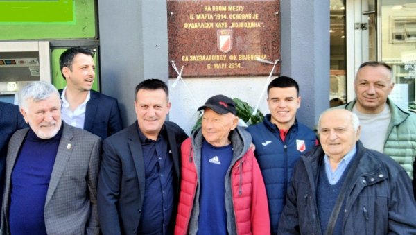 ЛОВОРОВ ВЕНАЦ ЗА СЕЋАЊЕ НА КЛУПСКЕ ЛЕГЕНДЕ: Фудбалери Војводне данас обележили 111. рођендан клуба ЛОВОРОВ ВЕНАЦ ЗА СЕЋАЊЕ НА КЛУПСКЕ ЛЕГЕНДЕ: Фудбалери Војводне данас обележили 111. рођендан клуба