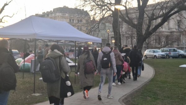 СТУДЕНТИ ИСПРЕД ПРЕДСЕДНИШТВА: Погледајте шта се тренутно дешава - главни захтев им је да хоће да уче (ВИДЕО) СТУДЕНТИ ИСПРЕД ПРЕДСЕДНИШТВА: Погледајте шта се тренутно дешава - главни захтев им је да хоће да уче (ВИДЕО)