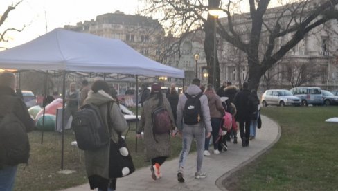 STUDENTI ISPRED PREDSEDNIŠTVA: Pogledajte šta se trenutno dešava - glavni zahtev im je da hoće da uče (VIDEO) STUDENTI ISPRED PREDSEDNIŠTVA: Pogledajte šta se trenutno dešava - glavni zahtev im je da hoće da uče (VIDEO)