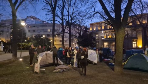 SVE VIŠE ŠATORA ISPRED PREDSEDNIŠTVA: Studenti će celu noć provesti u Pionirskom parku (VIDEO) SVE VIŠE ŠATORA ISPRED PREDSEDNIŠTVA: Studenti će celu noć provesti u Pionirskom parku (VIDEO)
