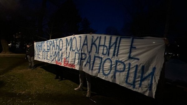 Студенти испред Председништва послали снажну поруку (ВИДЕО) Студенти испред Председништва послали снажну поруку (ВИДЕО)