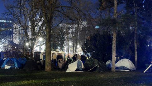 ULETEO SA NOŽEM MEĐU STUDENTE KOJI ŽELE DA UČE: Udario dva mladića pesnicom - Novi napad u Pionirskom parku ULETEO SA NOŽEM MEĐU STUDENTE KOJI ŽELE DA UČE: Udario dva mladića pesnicom - Novi napad u Pionirskom parku