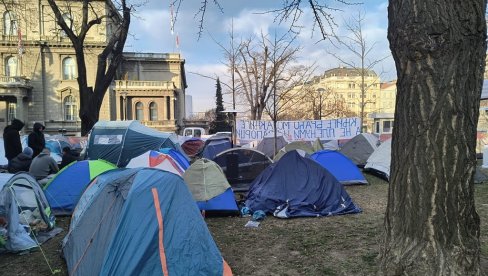 NOVOSTI U PIONIRSKOM PARKU: Sa studentima koji žele da uče i nemaju roleks (VIDEO) NOVOSTI U PIONIRSKOM PARKU: Sa studentima koji žele da uče i nemaju roleks (VIDEO)